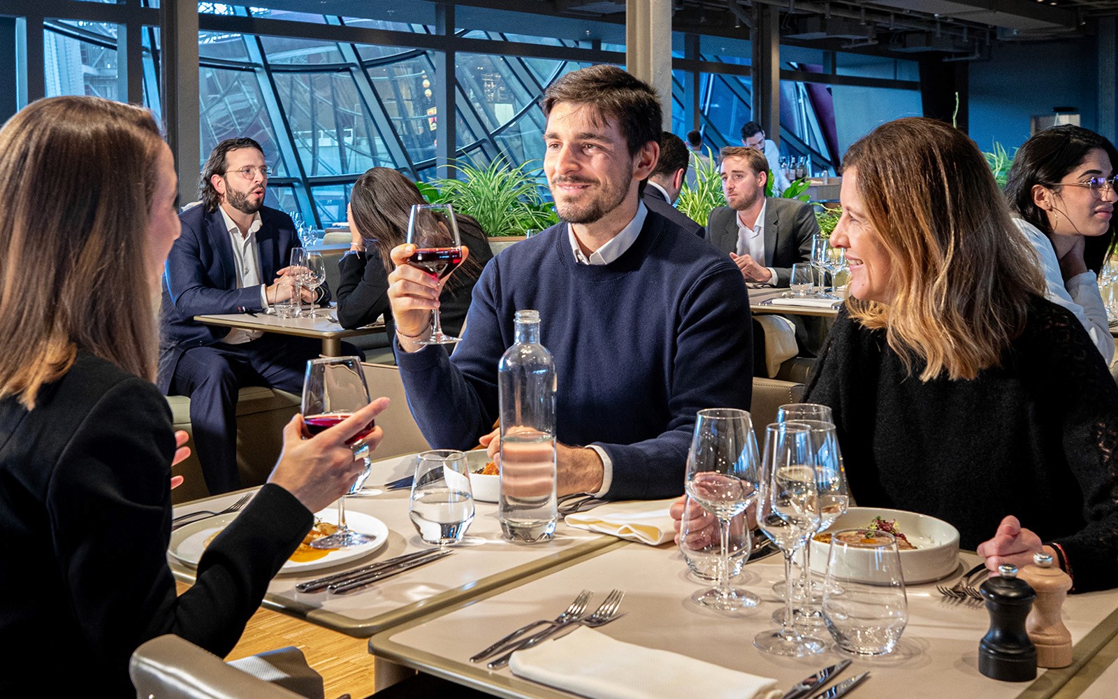 游客在巴黎一日游期间，在埃菲尔铁塔上的餐厅用餐。