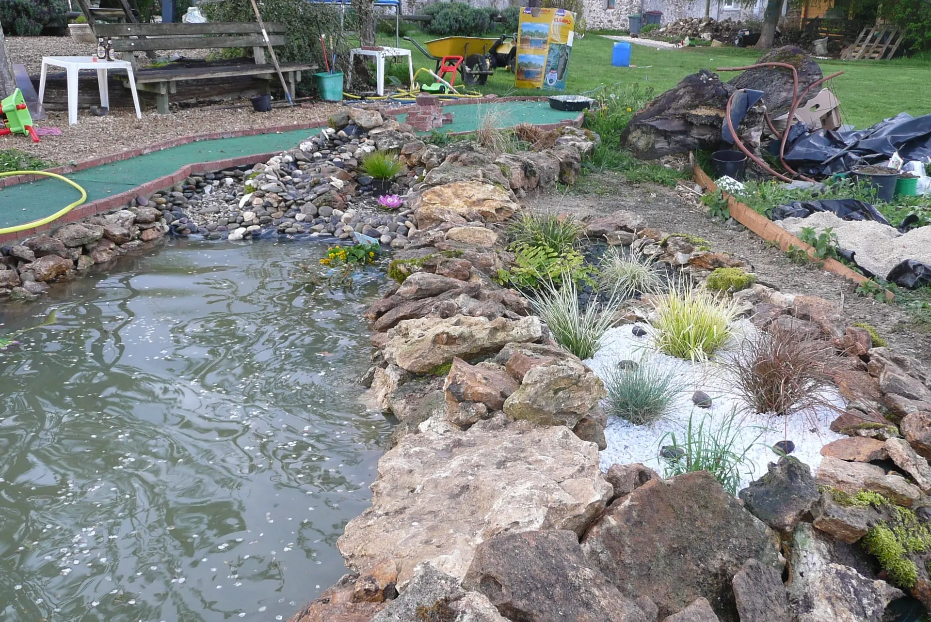 Création d'une mare avec pierres et végétaux