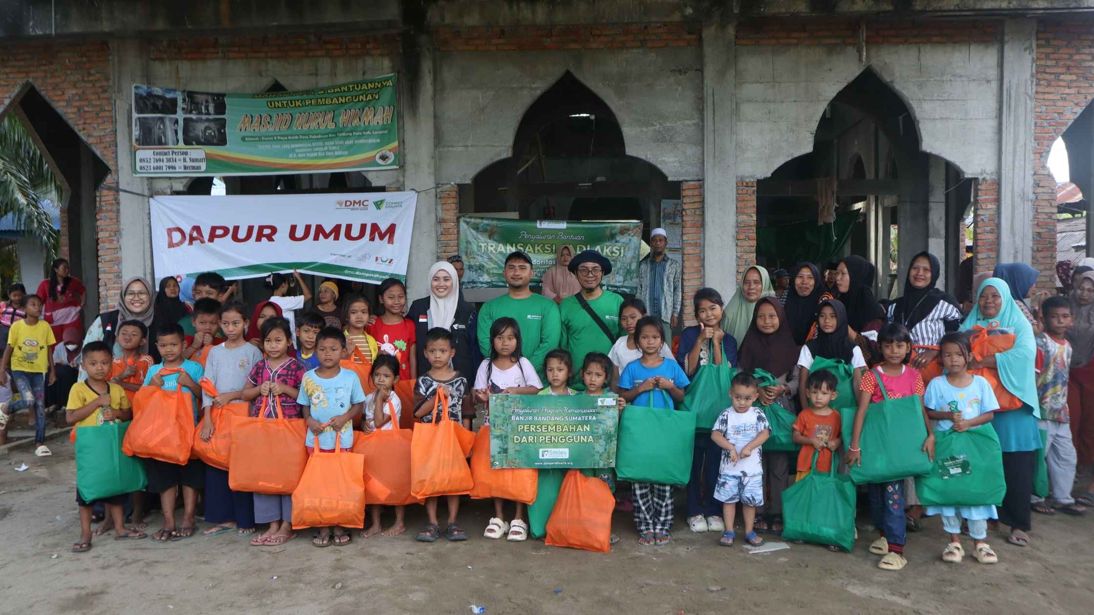 Foto Bersama di depan Masjid Dengan Penerima Bantuan
