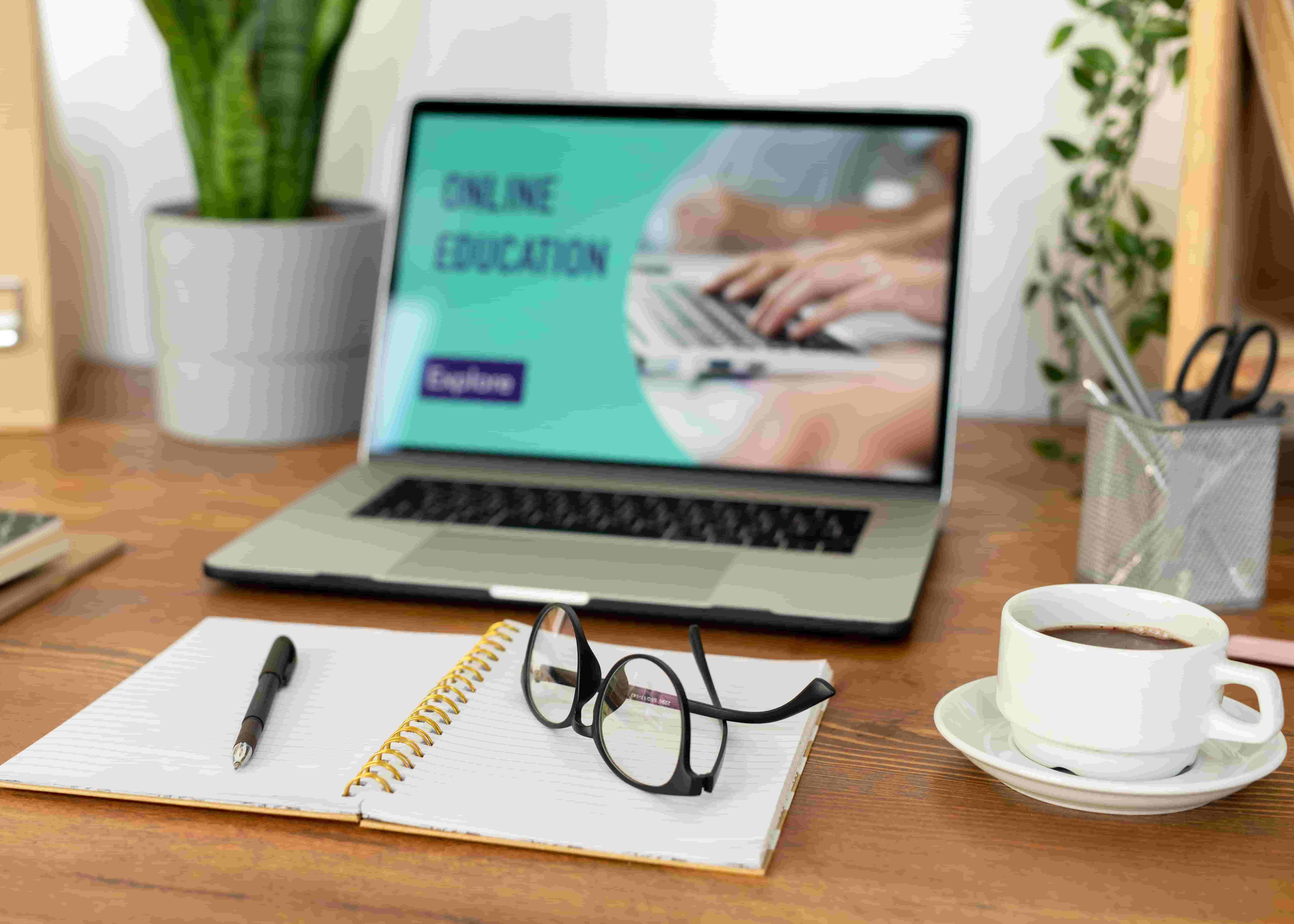 Marketing op bureau met laptop