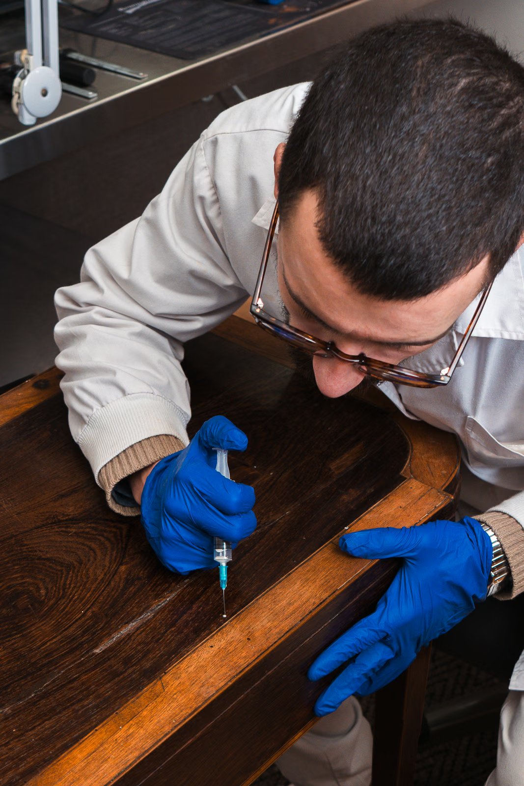 Restauro de mobiliário antigo com técnica de consolidação no atelier Patrimonium, Porto