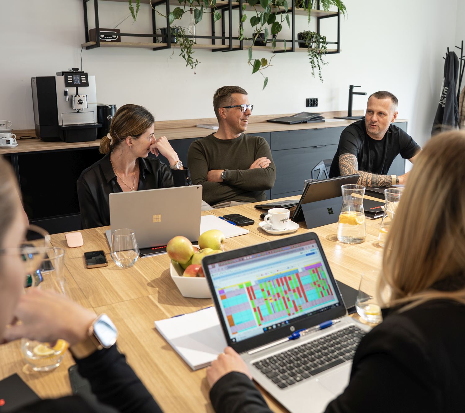 Zespół podczas szkolenia biznesowego w Niedźwiedzia 25, rozmowa i praca przy laptopach