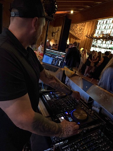 DJ Geib legt auf dem großen Feldberg auf