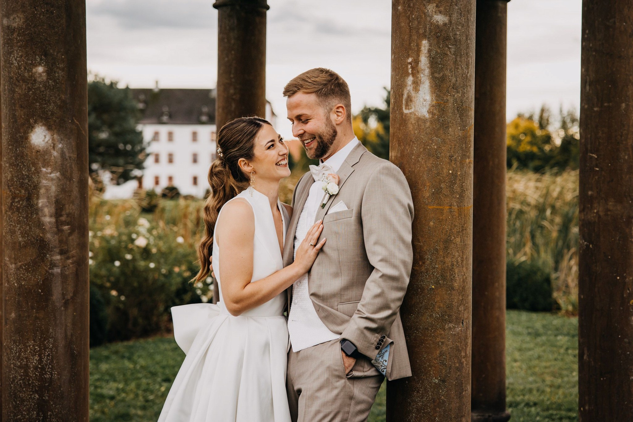 Braut und Bräutigam vor einer imposanten Schlosskulisse – BKfotofilm fängt euren Tag in Bildern und Filmen fest