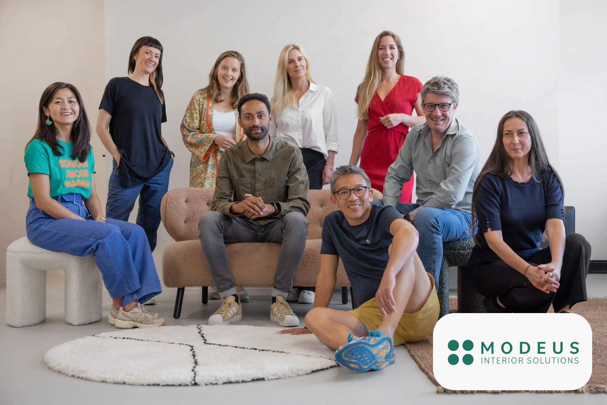 Teamfoto des Modeus-Möbel-Lösungsteams