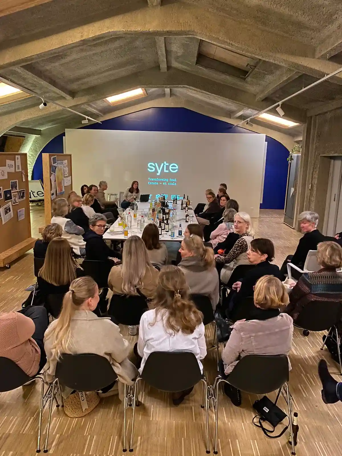 Zweigeschossiges Wohngebäude mit Klinkerfassade, Balkonen und Eingängen in der Frontansicht