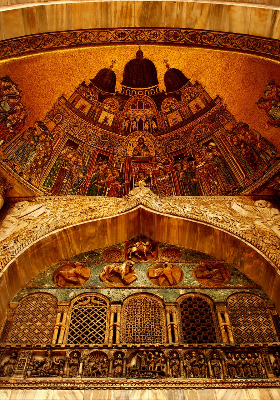 Интерьер Базилики Сан-Марко ночью: золотые византийские мозаики на куполах светятся в темноте, освещая пустой неф.
