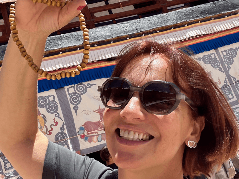 Mulher em paz consigo mesma sem julgamentos — artigo por Márcia Rehem