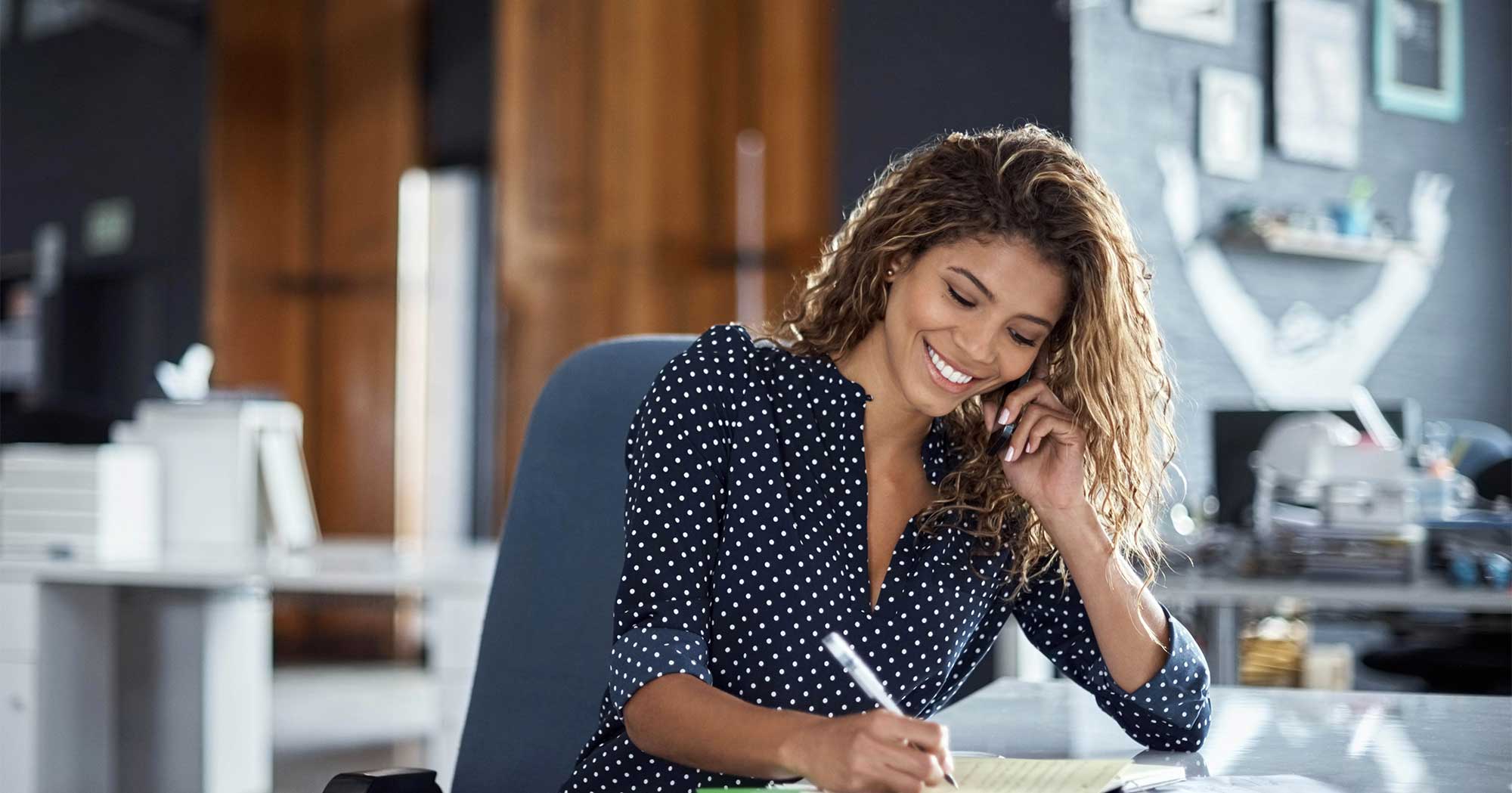 Bild einer Frau, die mit einem mobilen Telefon spricht