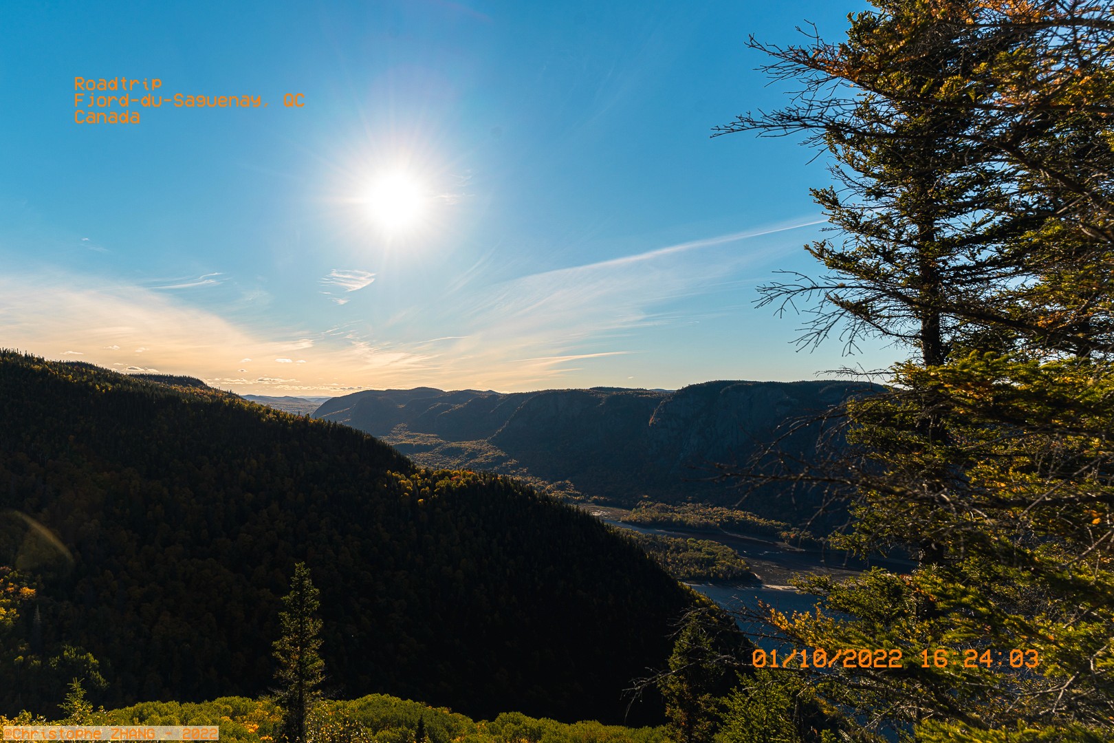 Soleil haut sur le fjord du Saguenay, vallées boisées