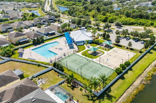 gibsonton-neighborhood-wooded-lots-older-homes-aloha