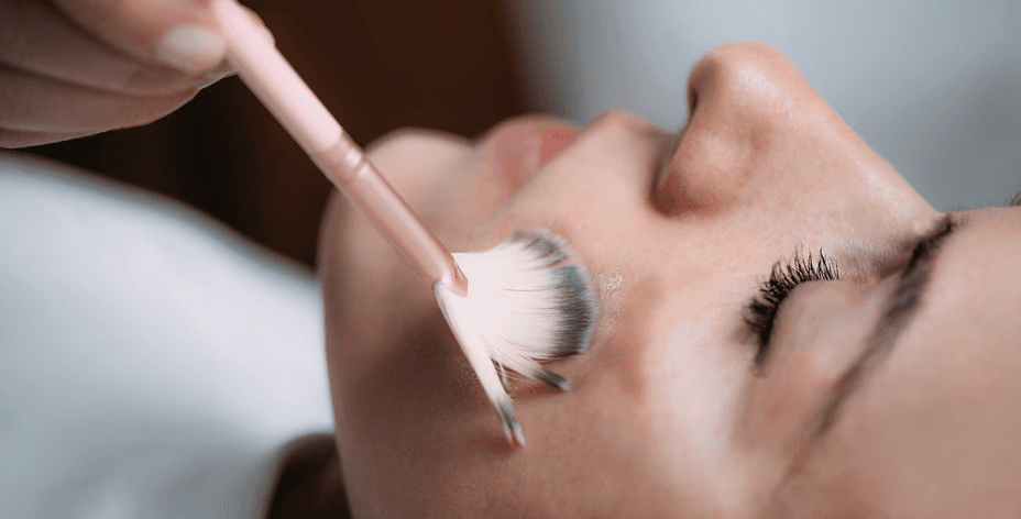 Chemische Peelings bei Akne, Melasma, Hyperpigmentierungen, zur Hautverjüngung oder bei Aknenarben durchgeführt von einem erfahrenem Hautarzt in Leipzig