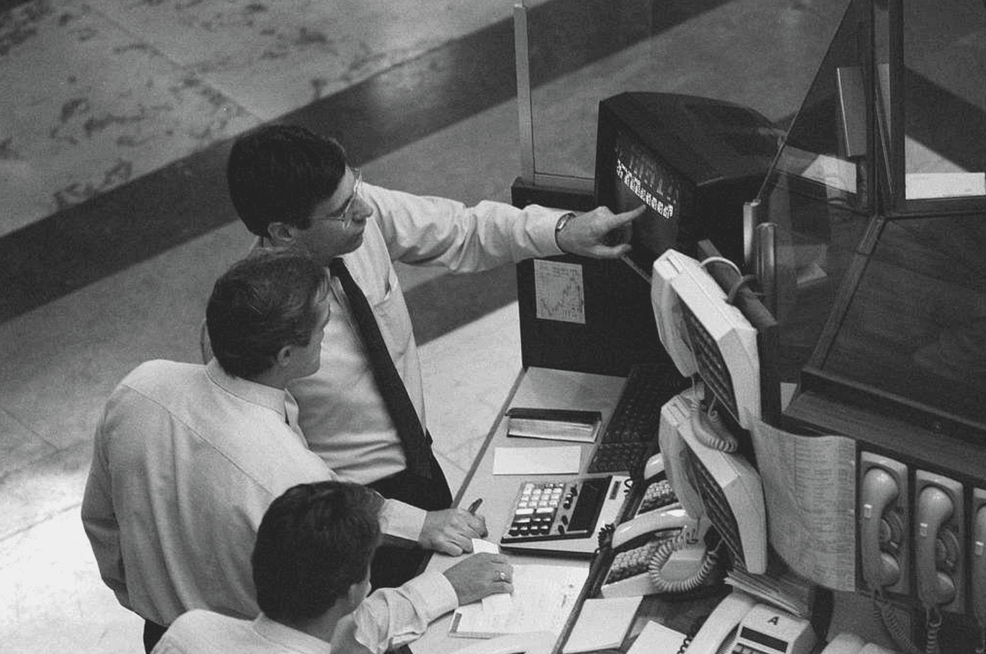 2 investisseurs à wallstreet en salle de marché