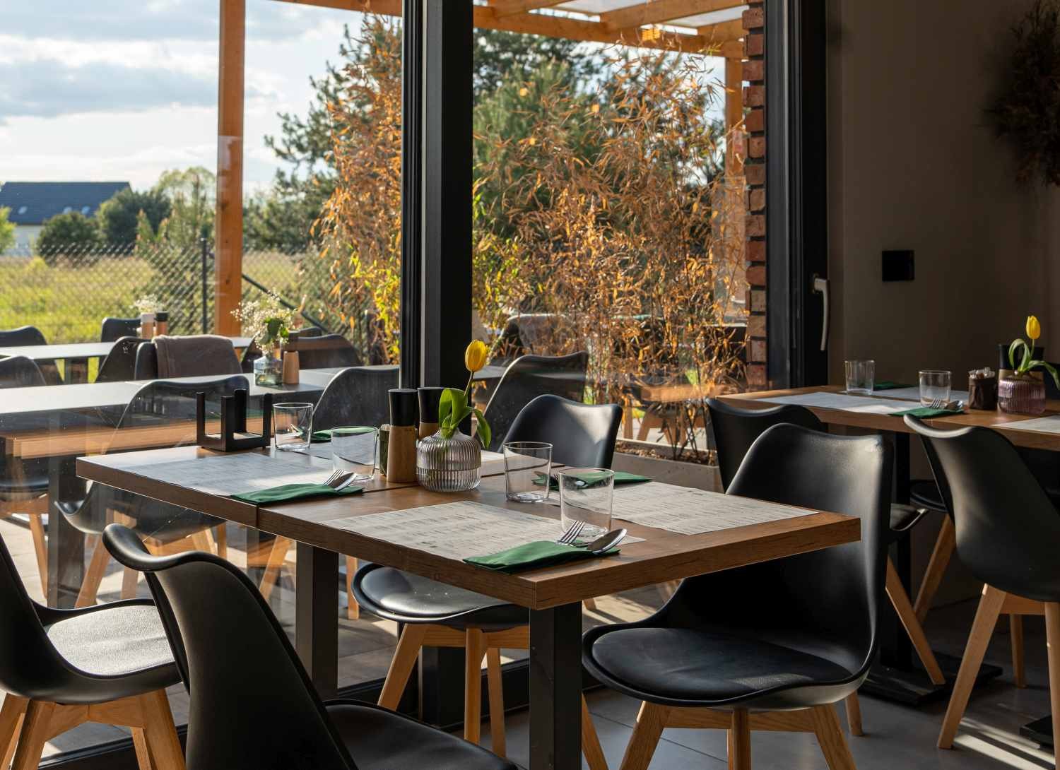 Restauracja poza centrum Poznania z widokiem na zieleń
