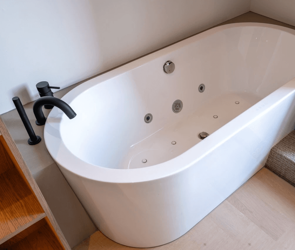 Luxe vrijstaand bad in suite van Hotel Four Stories in Scheveningen