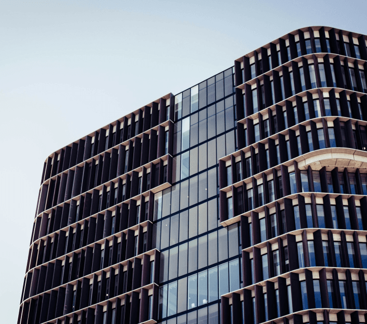 Bild eines modernen großen Bürokomplex dass sich durch viele Fenster auszeichnet