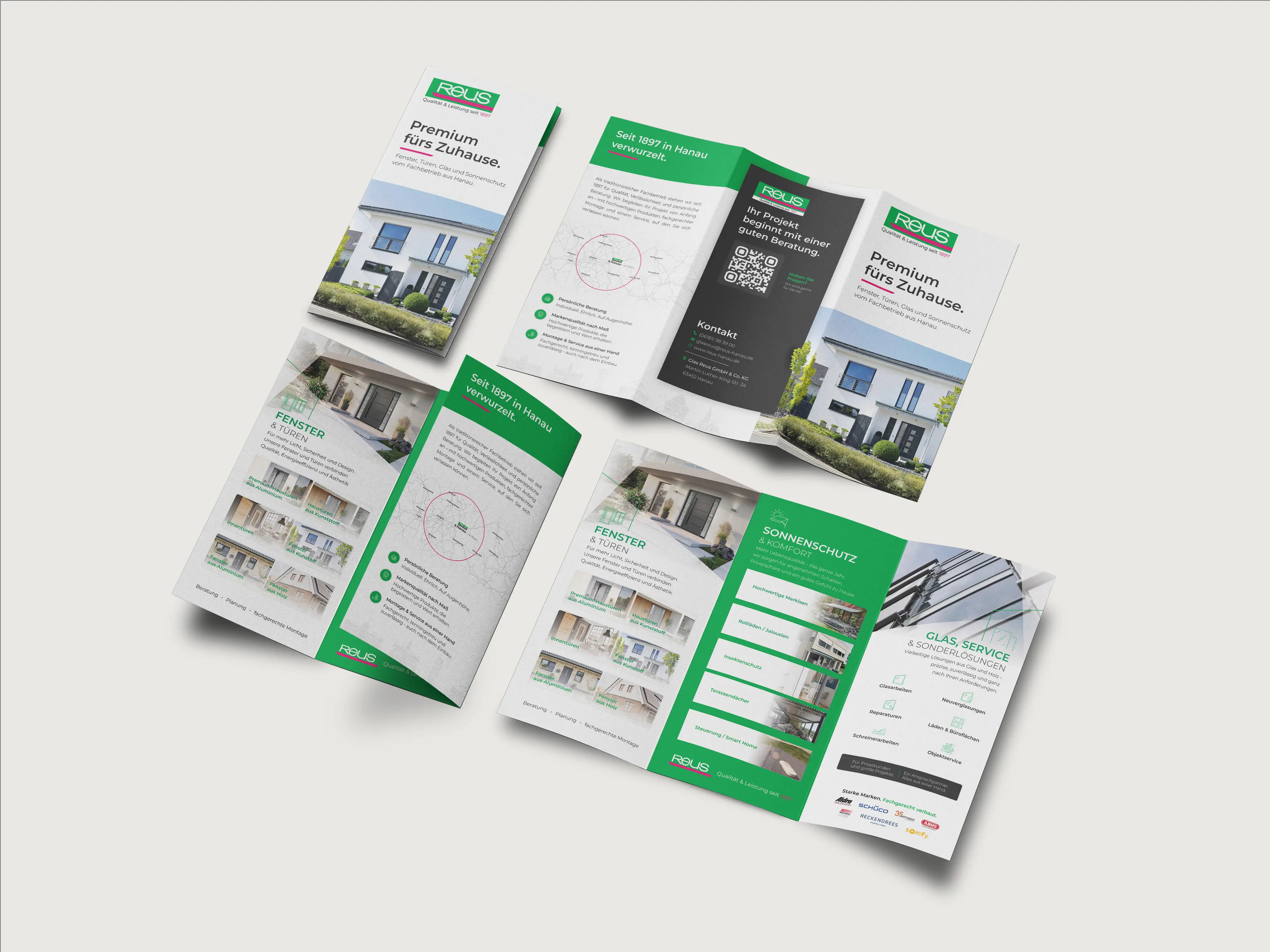 Mehrere aufgeklappte Trifold-Flyer für Glas Reus, Fachbetrieb für Fenster, Türen und Sonnenschutz aus Hanau