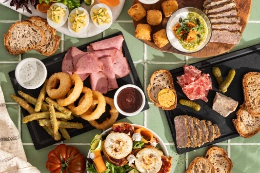 table remplie de plats vue du dessus