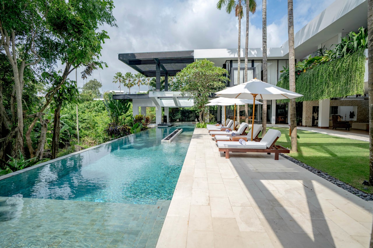 Freehold 6-bedroom villa in Pererenan