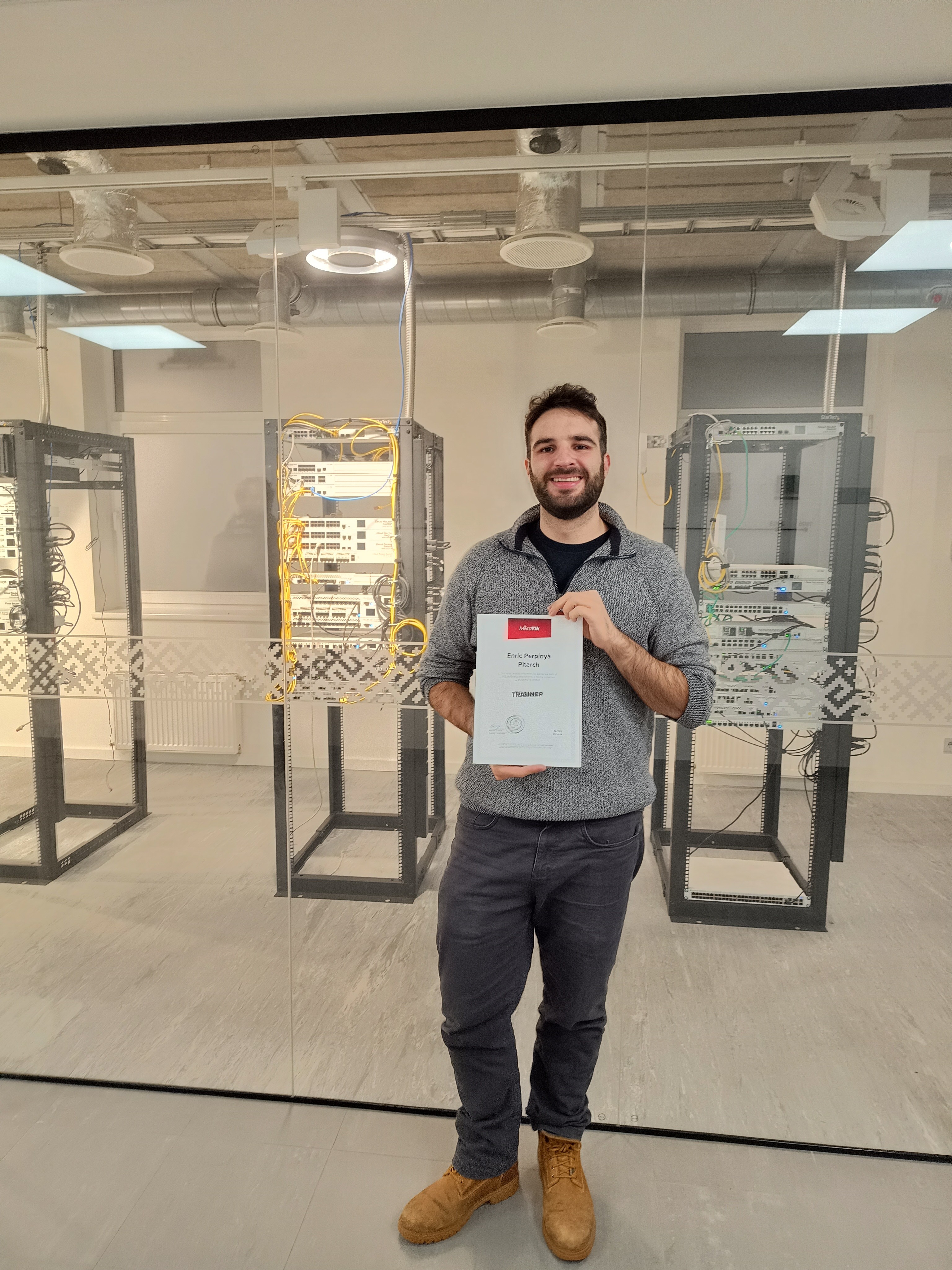 Este es Enric Perpinyà, nuestro Trainer de MikroTik. Para poder certificarse tuvo que ir hasta Letonia y pasar exámenes bastante duros. Él se fue bastante lejos para poder hacerlo. Él no se excusó. ¿Cuál es tu excusa para no certificarte?