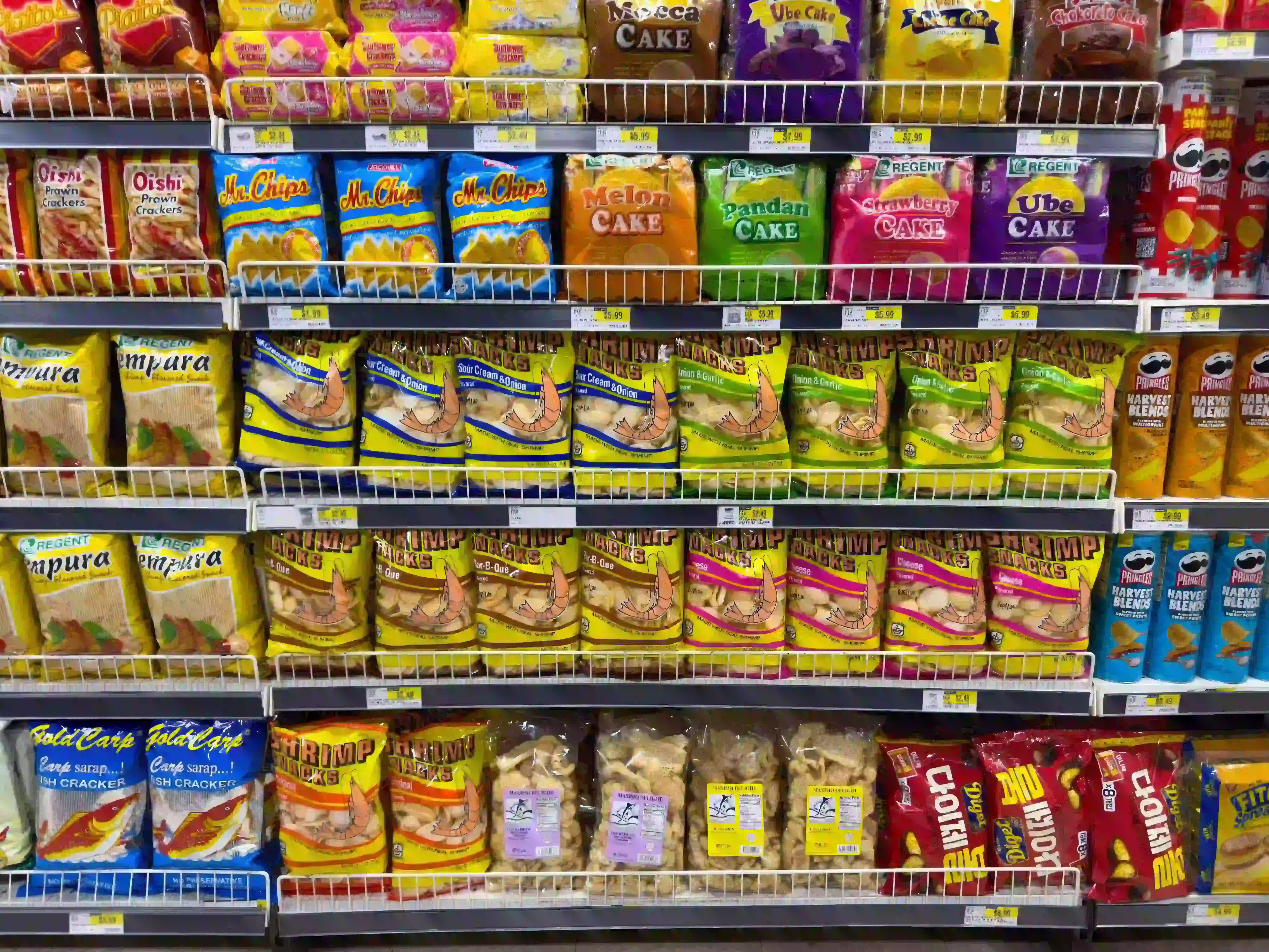 Imagem de de uma prateleira de franquia de alimentos.