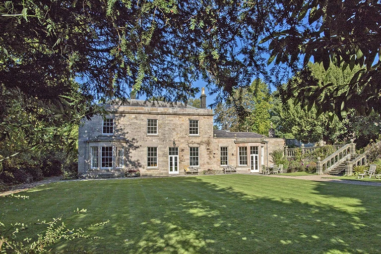Hartingtons Heritage Tours hotel, Darley House, gardens in the shade