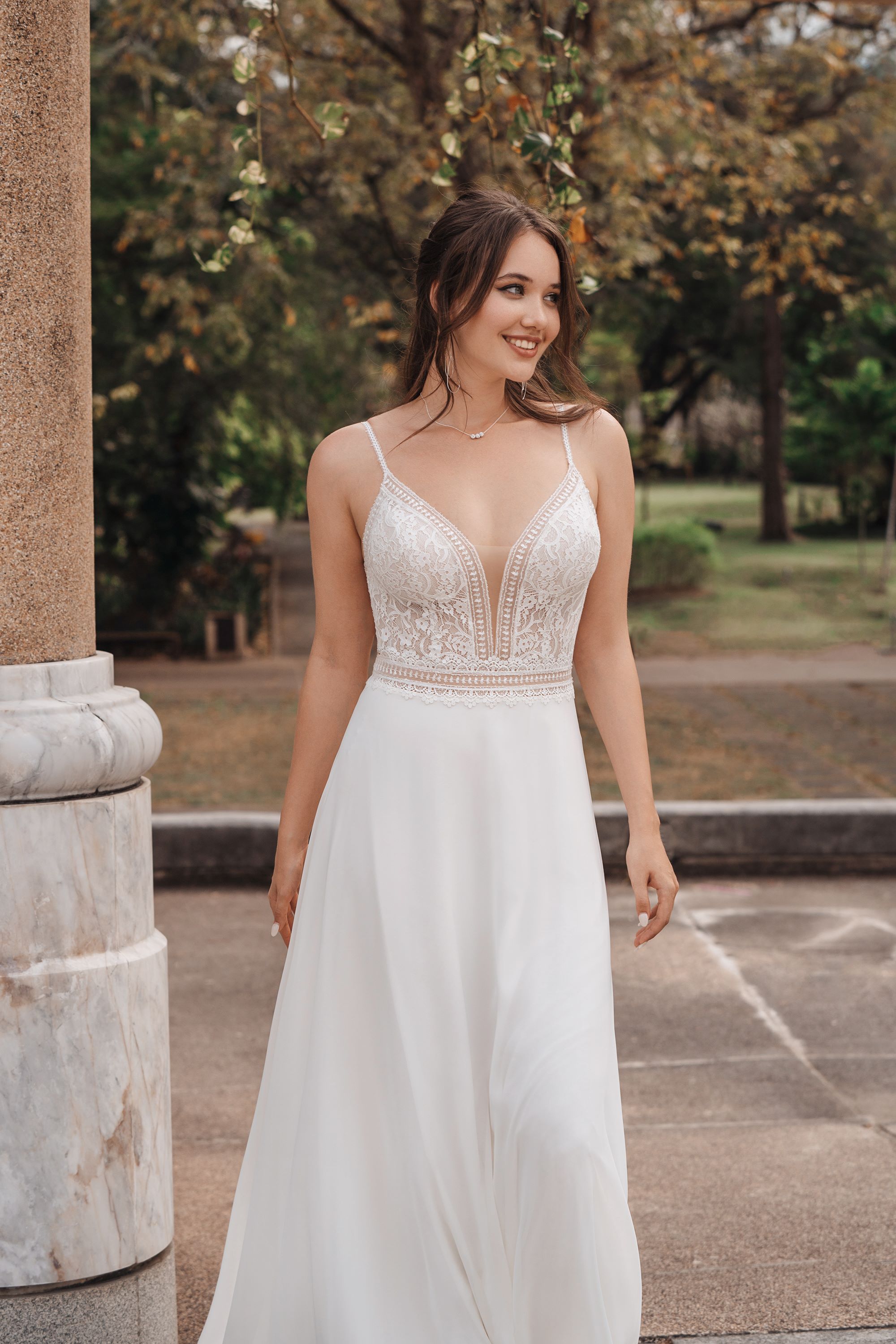 Vintage-inspiriertes Brautkleid mit transparentem Spitzenrücken