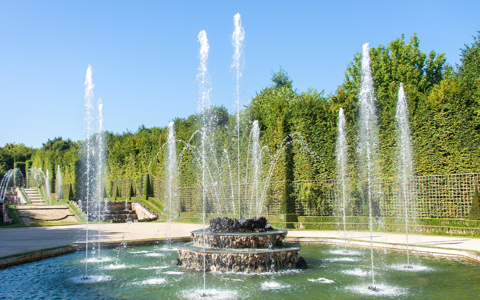 Fuentes en el Palacio de Versalles durante el Espectáculo Nocturno de Fuentes, Francia.
