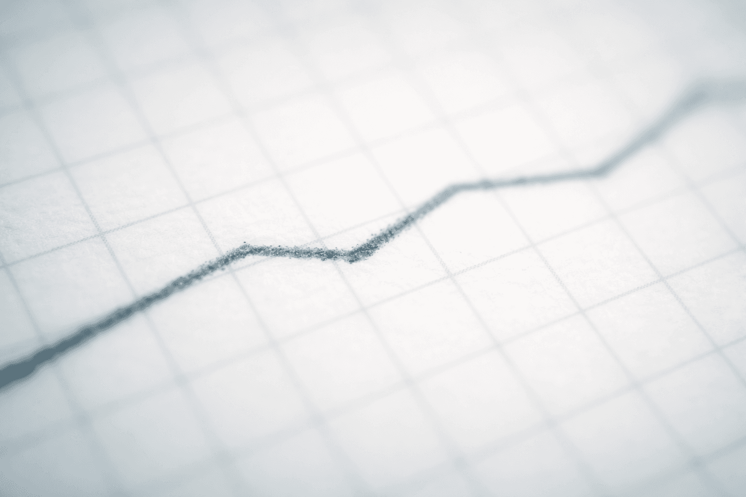 Hassas grid deseni ve dokusal detaylar.  Tasarım Okan Karakoç