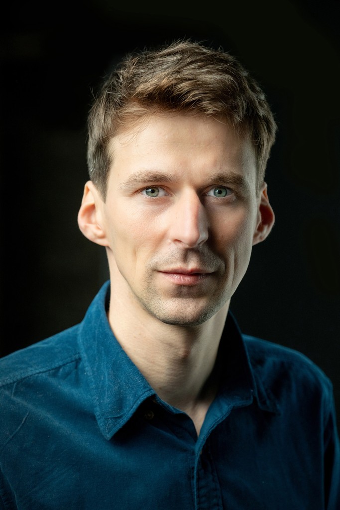 portret młodego mężczyzny na czarnym tle