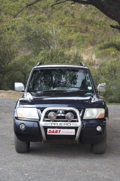 A view of the top of the eiffel tower