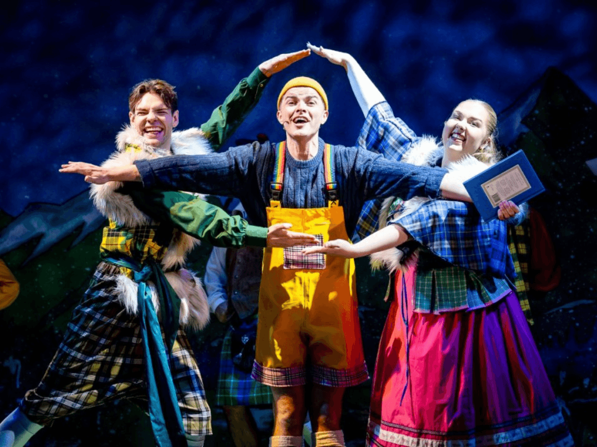 ビューティー・アンド・ザ・ビースト～おおいなる愛の物語～では、キャストがカラフルなタータン模様の衣装を着てポーズを取っています。