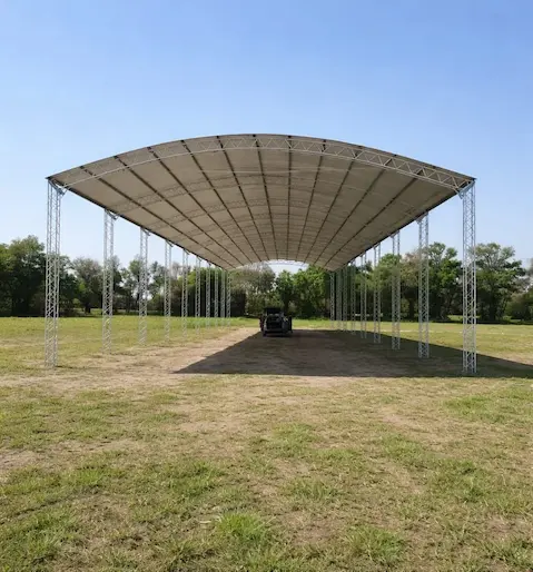 Galpón metálico industrial con estructura de acero y cerramiento de chapa instalado en Santa Fe.