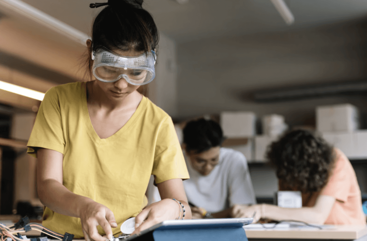 physics tuition in Singapore, student in yellow shirt
