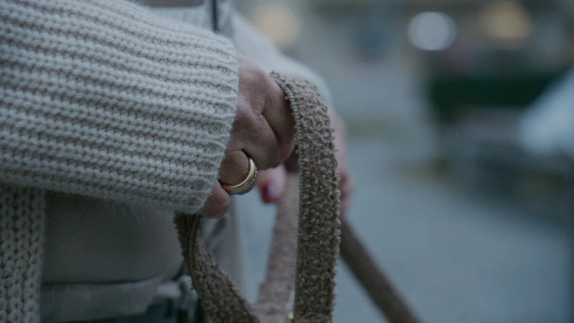 Petra Sauter spaziert mit ihrem Hund in der ZSH-Serie Starke Frauen in der Zahnmedizin
