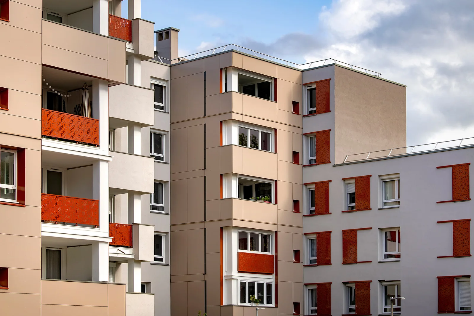 Immeuble collectif rénové SEPIC avec façades beiges et rouges – photographe immobilier professionnel Lille Nord 2025
