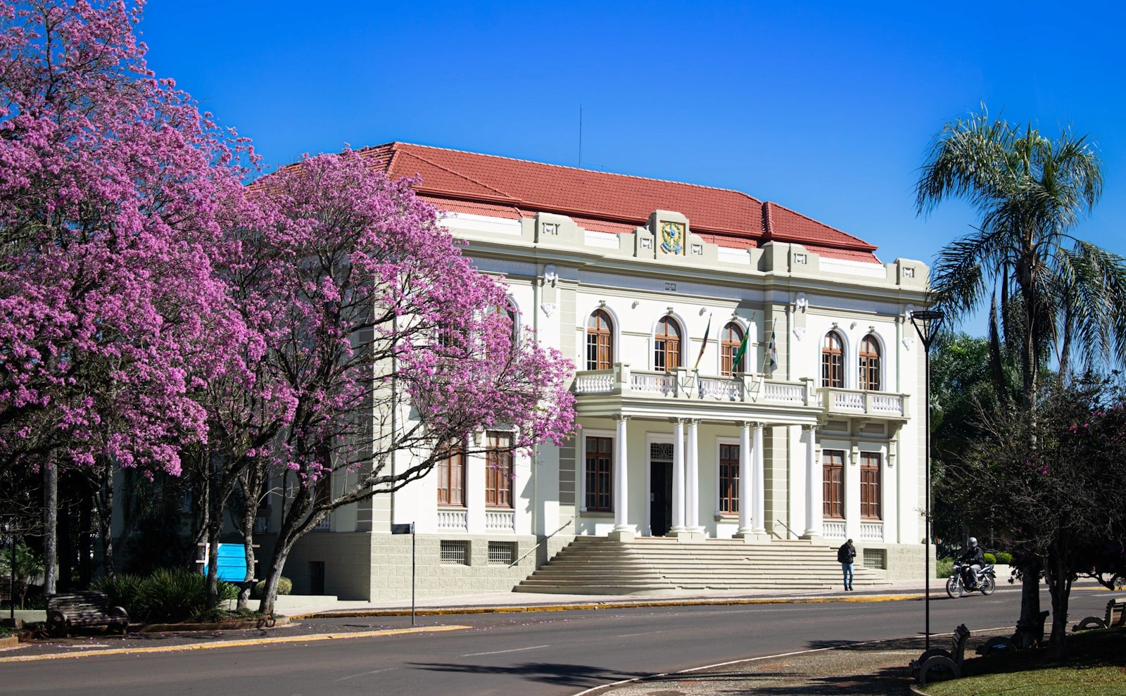 Government building during daytime