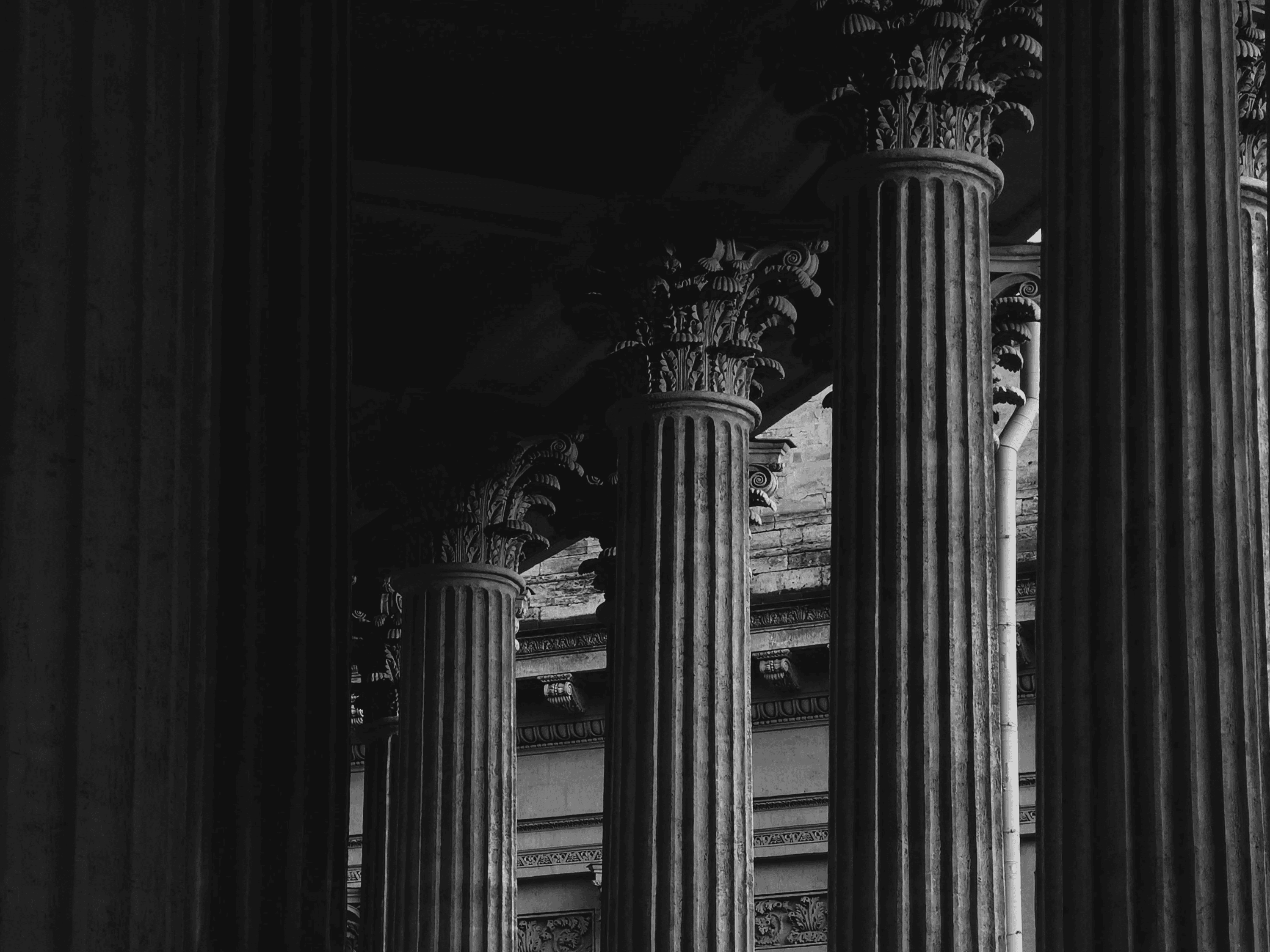 Colonne portanti in scala di grigio stile roma antica
