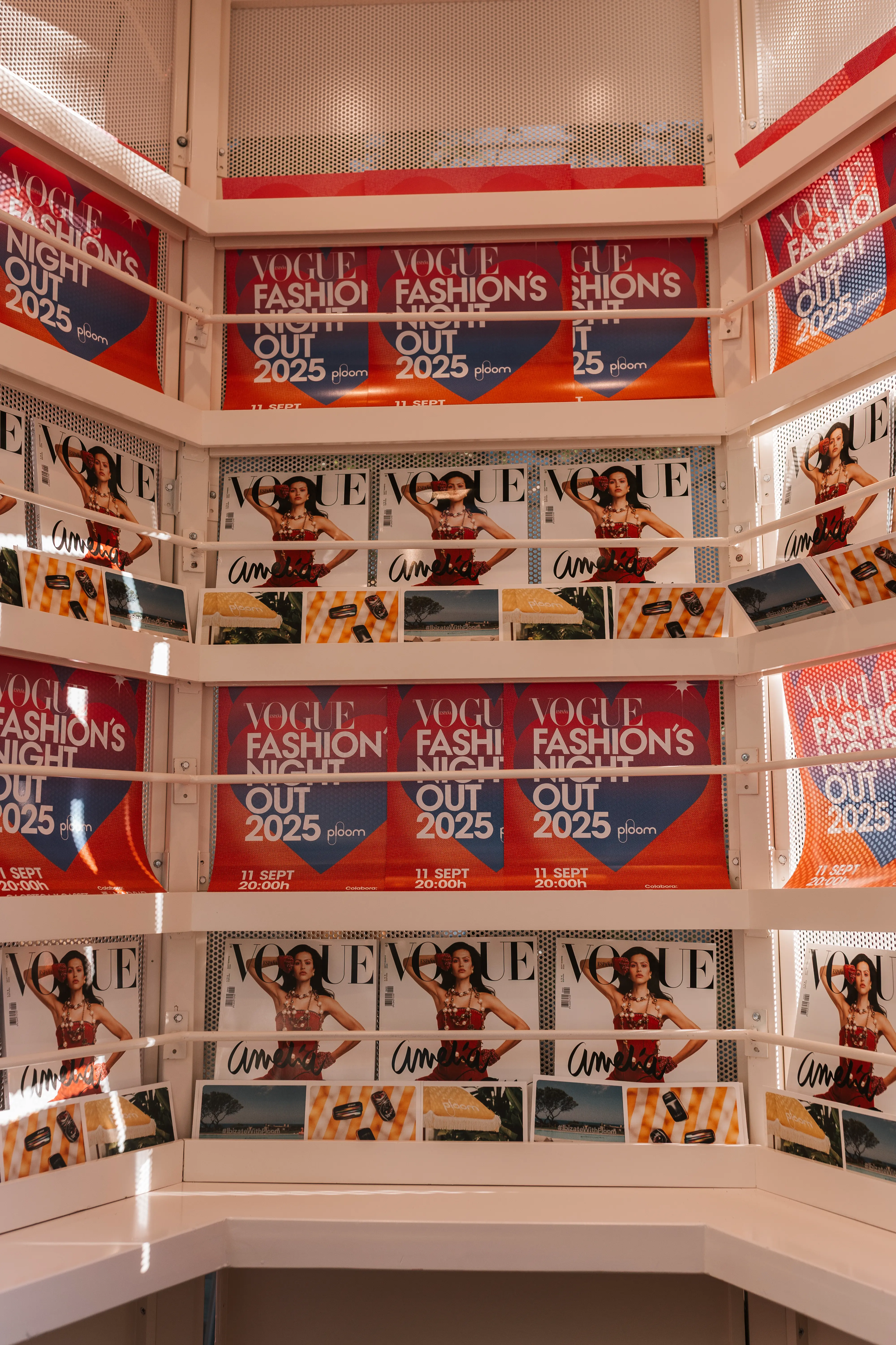 expositor con varias revistas vogue