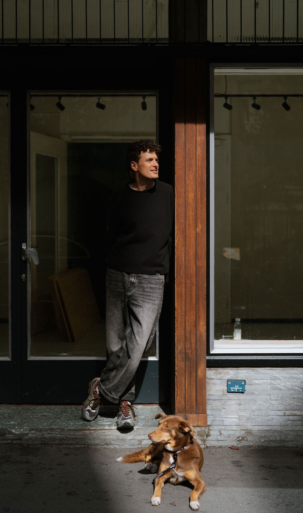 Foto von Simon Aprile vor einem leeren Geschäftslokal in Zürich, Schweiz, ein Beispiel für ein Projekt welches mit dir Starten könnte