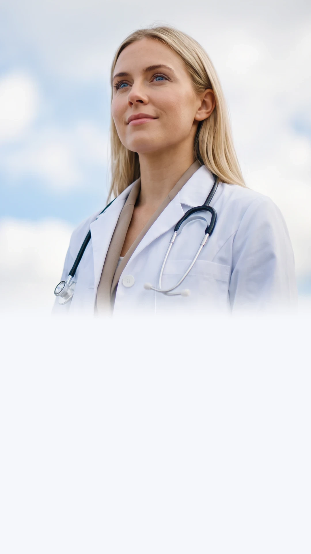 Médica de jaleco branco e estetoscópio, representando a atuação da Vellari em marketing médico