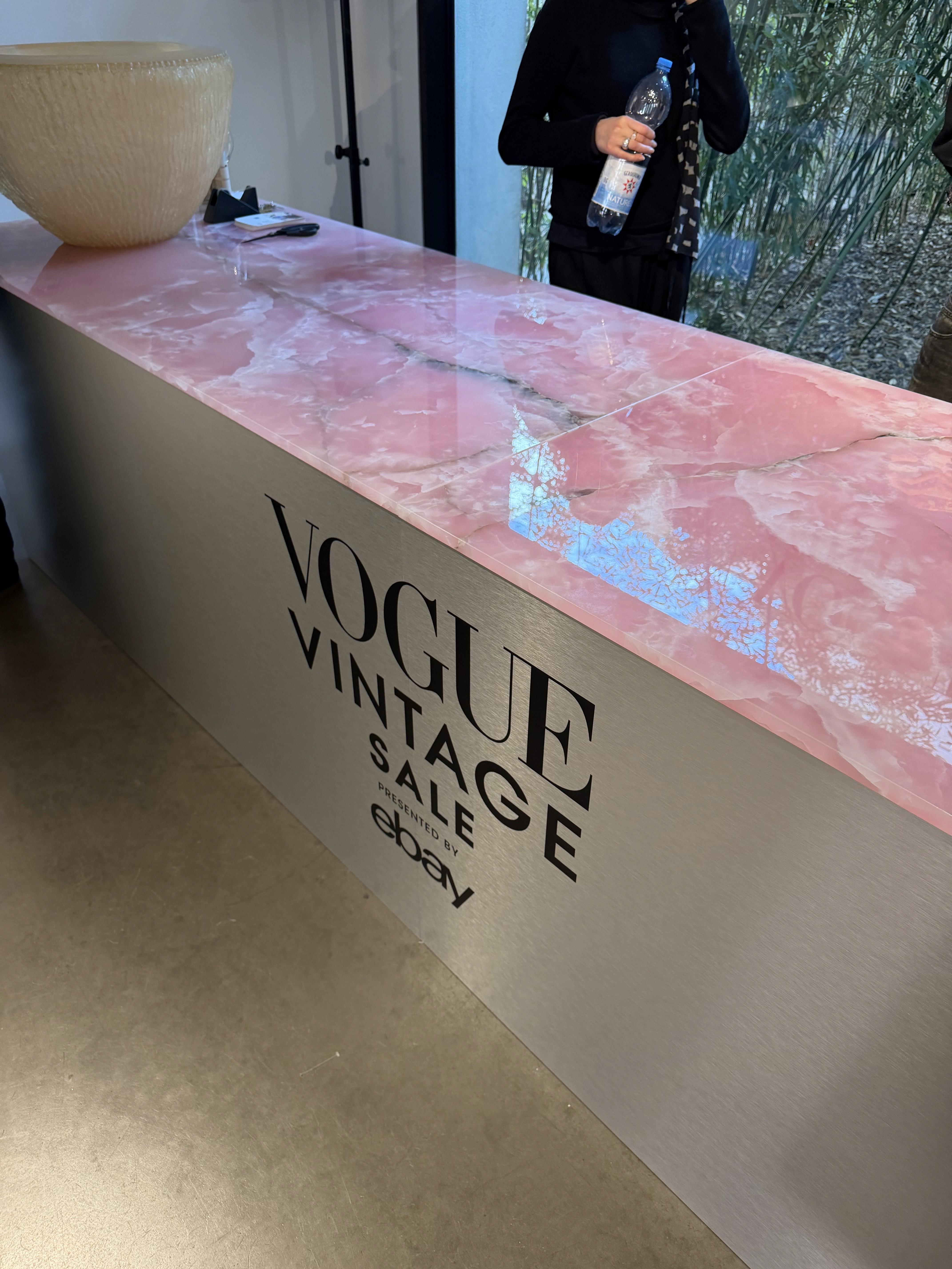 Empfangstresen aus Classic Pink Onyx Naturstein für Vogue Vintage Event Berlin - Uniiqo Naturstein Berlin