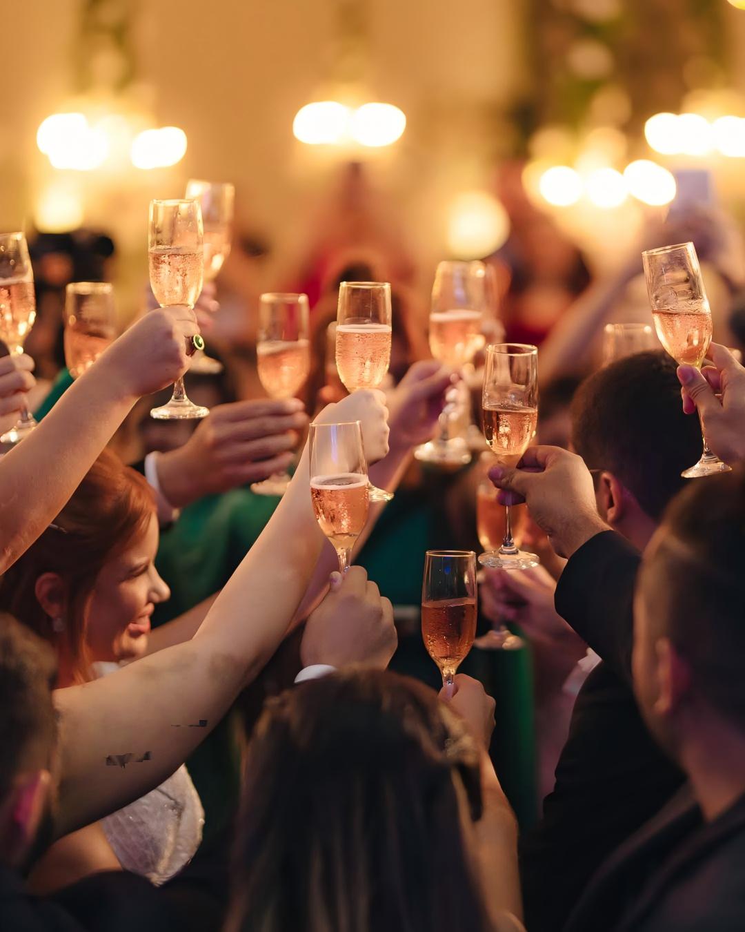 商務酒會式開張，企業高層與嘉賓一邊交流一邊見證開張時刻，氣氛輕鬆又保持專業 Business cocktail reception style opening where executives and guests network while witnessing the launch in a relaxed yet professional atmosphere 商務酒會開張 企業開幕交流活動