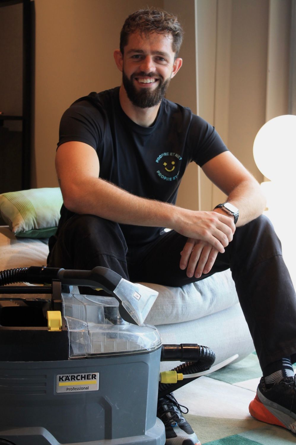 Technicien en tenue Propre et Net en train de nettoyer en profondeur les sièges de voiture