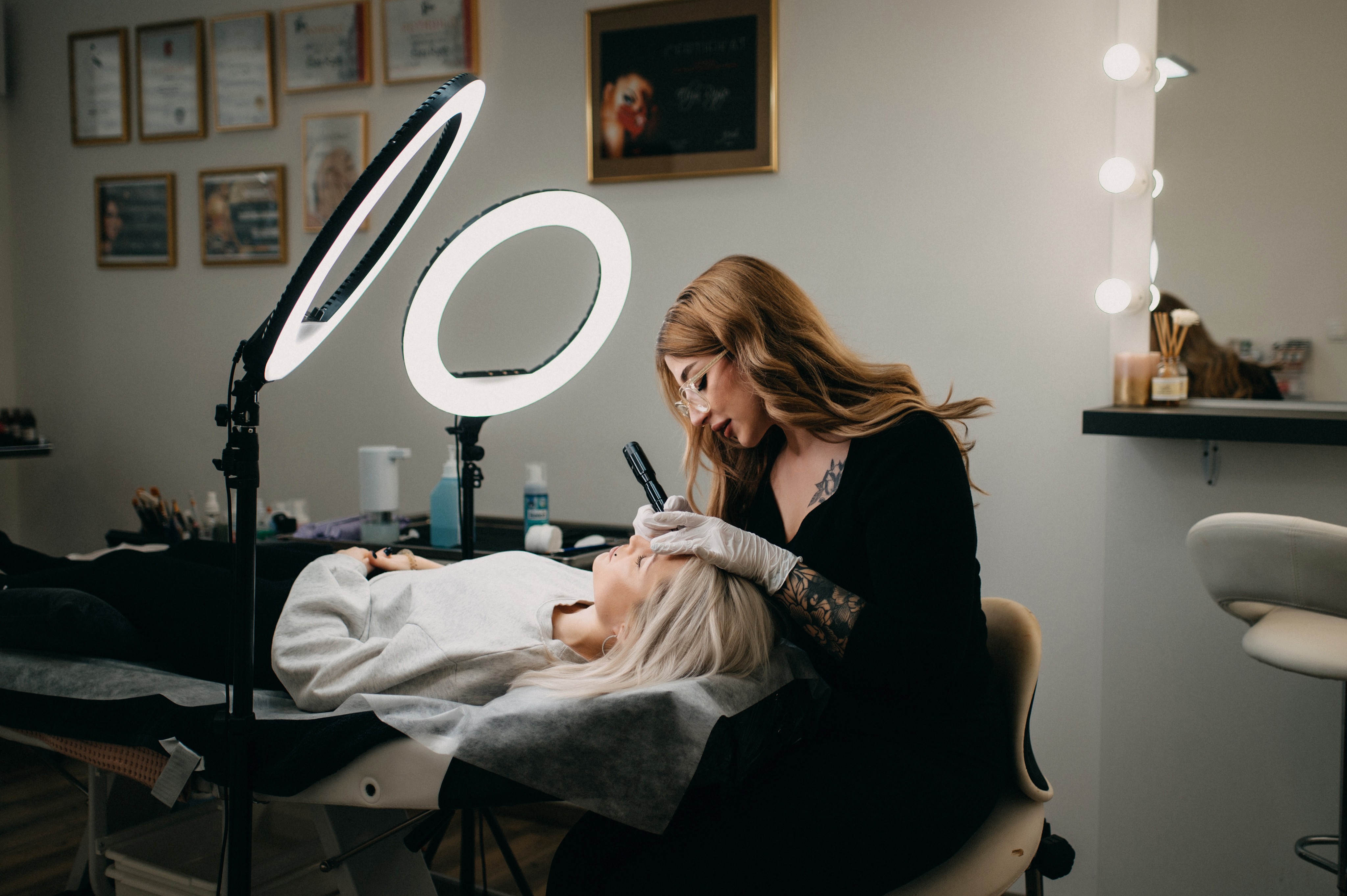 A women in a beauty studio doing permanent makeup