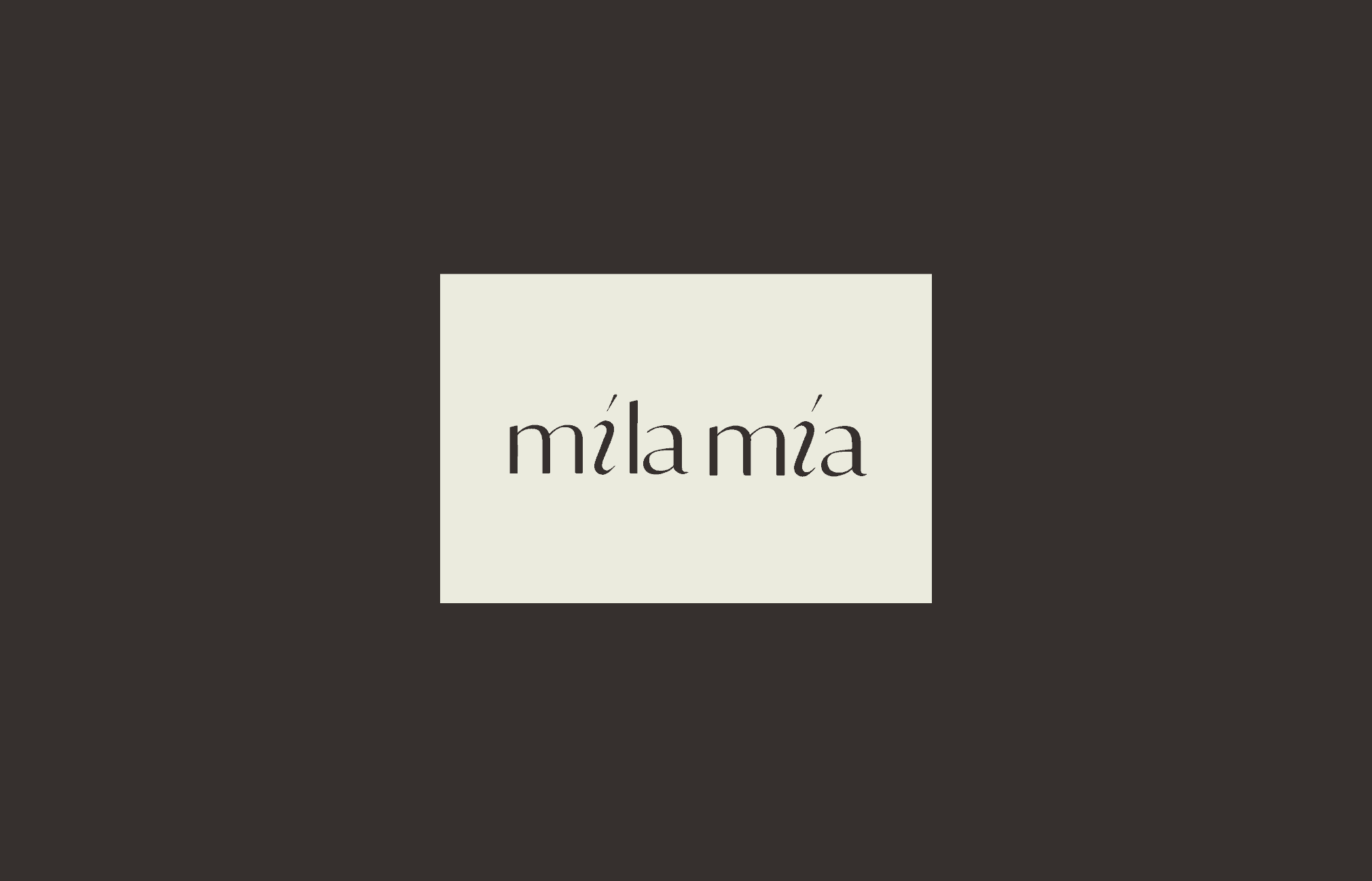 Logo de la marque 'mila mia' en texte noir sur fond blanc, avec un cadre noir autour