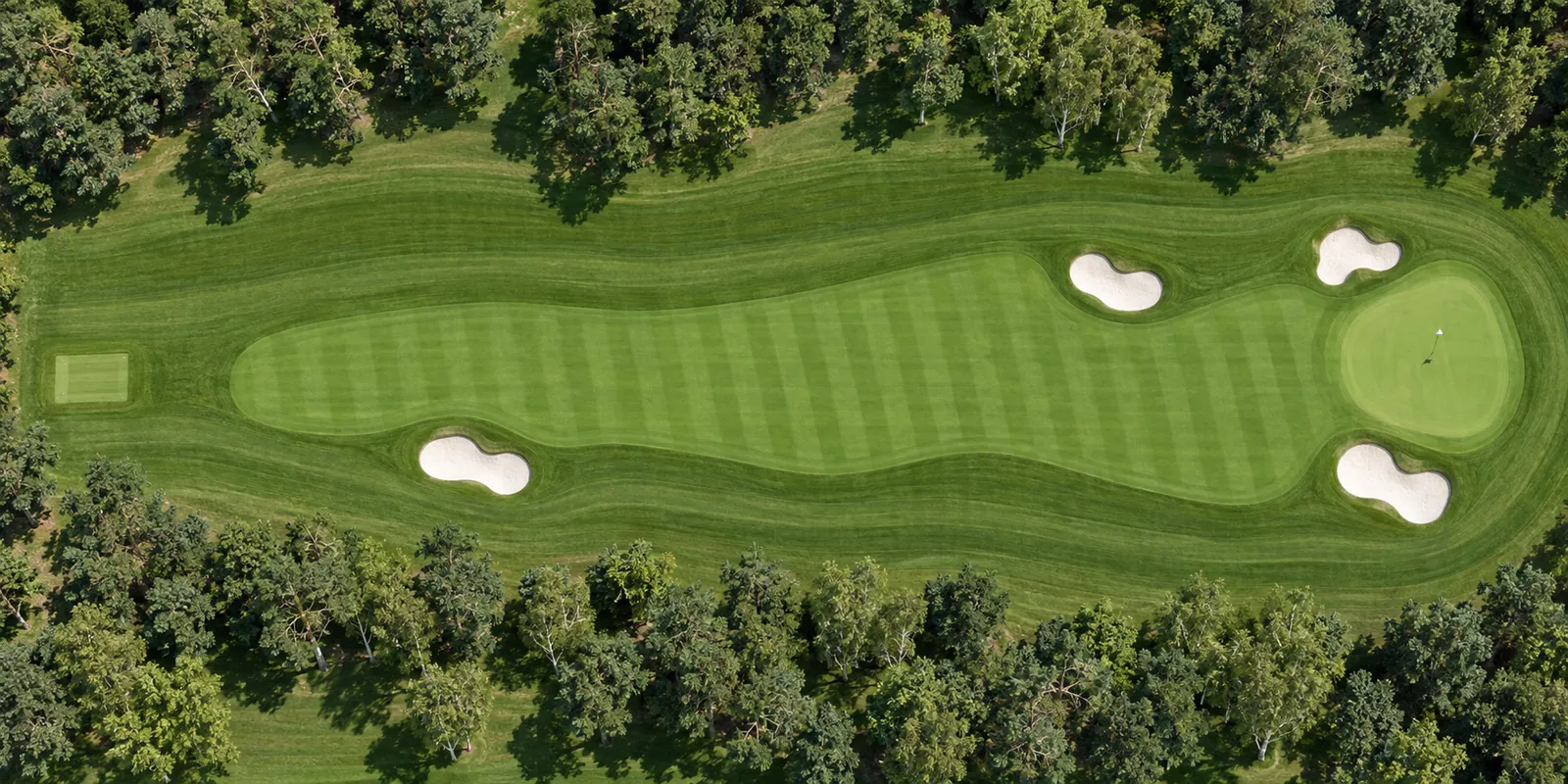 Aerial view of hole 13, Railway, from the tee on the left to the green on the right.