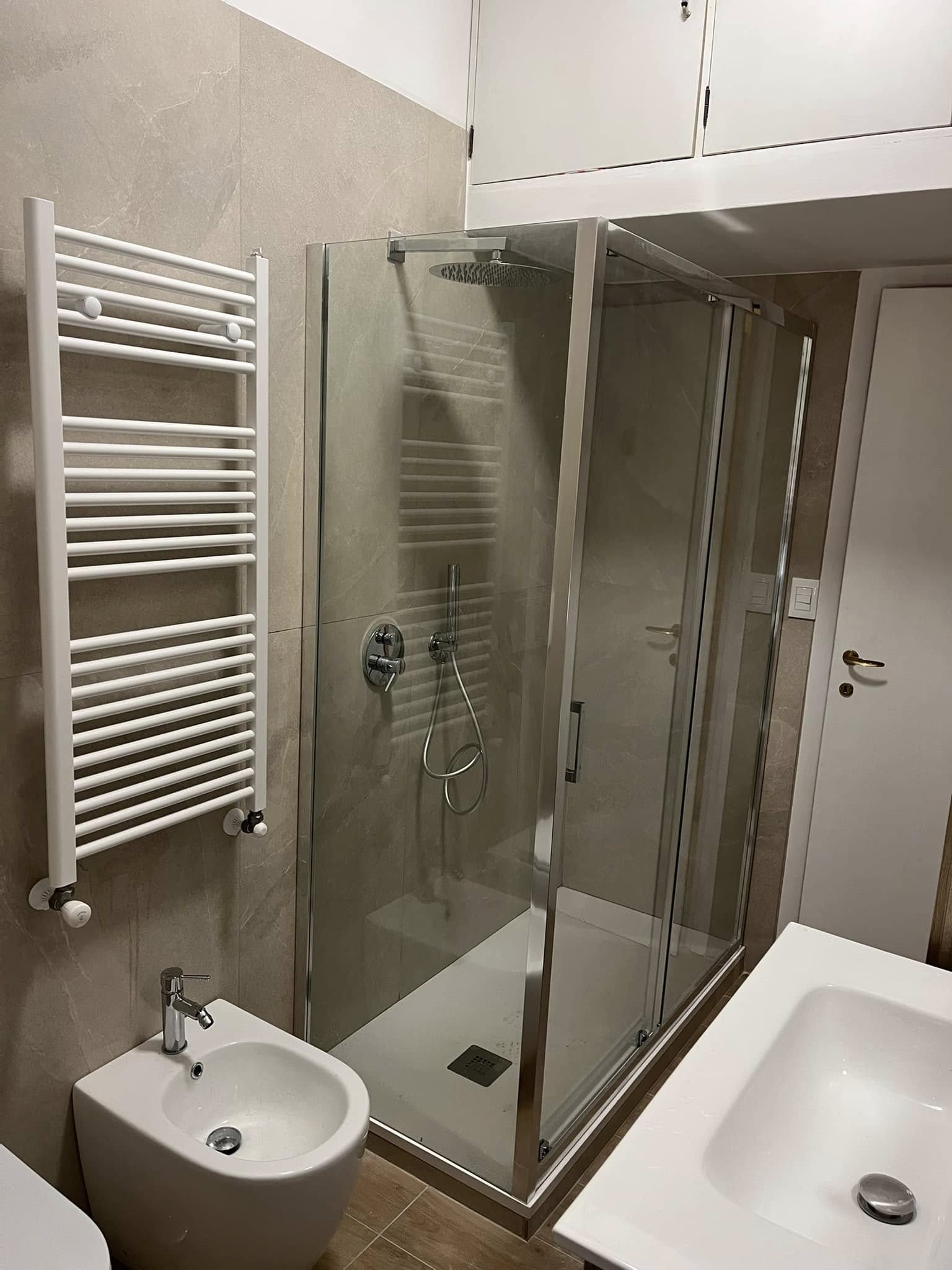 Bagno ristruttuato da Kiko Ristrutturazioni di Valentino Raffaele16