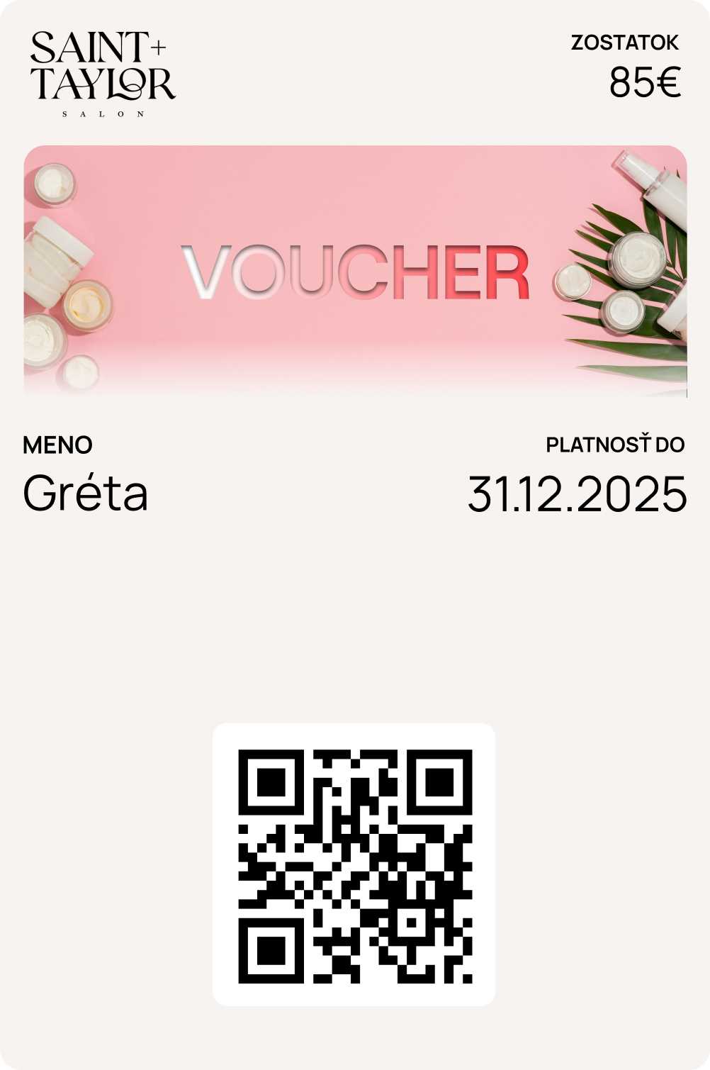 Digitálny darčekový voucher kozmetického salónu Saint + Taylor Salon. Elegantný ružový dizajn s fotografiou luxusnej kozmetiky a palmových listov. Meno Gréta, zostatok 85€, platnosť do 31.12.2025.