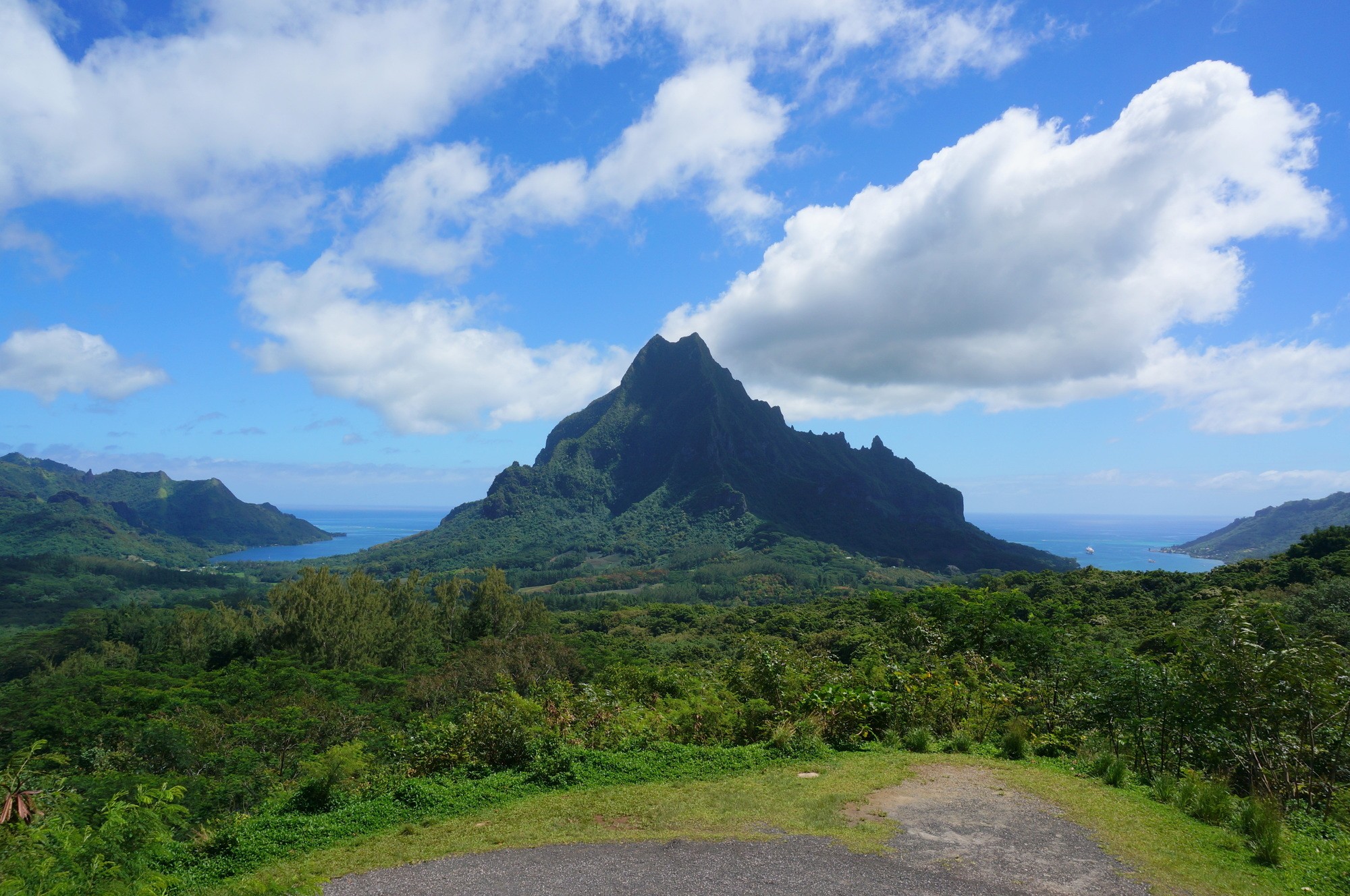 photography of dam during daytime
